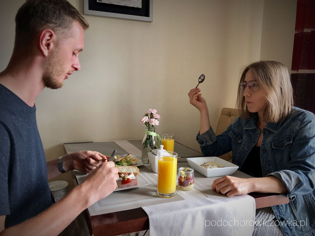 Para je śniadanie w jadalni pensjonatu